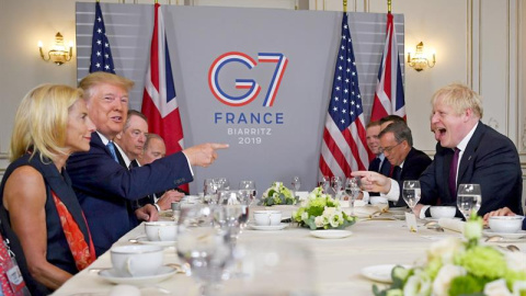 25/08/2019.- El presidente de EEUU, Donald Trump, mantiene una reunión con el primer ministro británico, Boris Johnson, durante la cumbre del G7 en Biarritz, Francia. EFE/EPA/Dylan Martínez