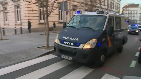 Vista del furgón policial en el que se trasladó a José Ramón Prado Bugallo, Sito Miñanco,a la Audiencia Nacional para ser interrogado por la juez Carmen Lamela. EFE