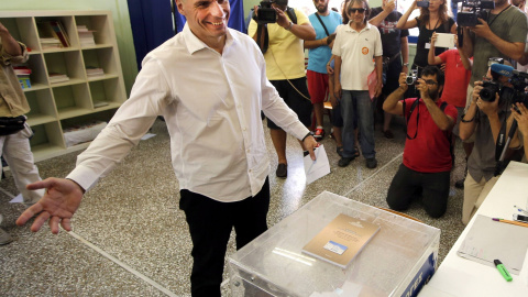 El ministro griego de Finanzas, Yanis Varoufakis, vota en un colegio electoral de Atenas.  REUTERS/Jean-Paul Pelissier