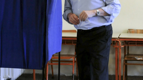 El exprimer ministro griego, Antonis Samaras, vota en el referéndum en un colegio de Pilos, al sur de Grecia.  REUTERS/Goulielmos Antoniou