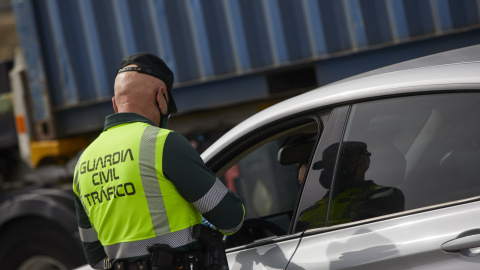 26/03/2021. Imagen de archivo de un agente de la Guardia Civil de Tráfico pidiendo la documentación durante un control en la carretera R5 km 20, en Madrid. - EUROPA PRESS