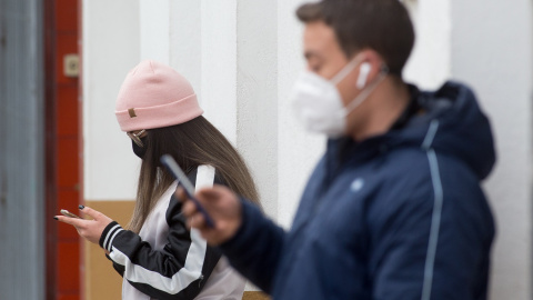 Dos jóvenes con su móvil en el municipio de Guitiriz, Galicia (España), a 26 de febrero de 2021