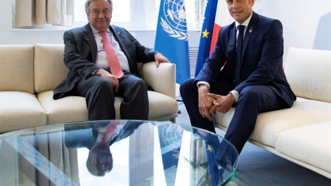 El presidente francés Macron se reúne con el secretario general de las Naciones Unidas, Antonio Guterres durante el G7. / EFE