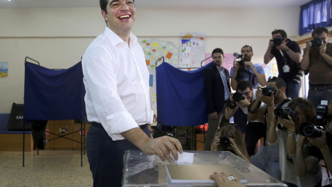 El primer ministro griego, Alexis Tsipras, emite su voto del referéndum en un colegio de Atenas. REUTERS/Alkis Konstantinidis