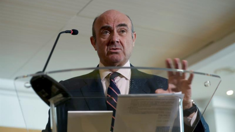 El ministro de Economía, Luis de Guindos, a su llegada la rueda de prensa que ha ofrecido hoy en la que se mostró confiado en tener los apoyos suficientes para ser elegido vicepresidente de la Comisión Ejecutiva del Banco Central Europeo (B