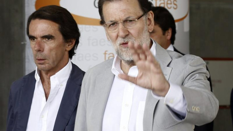 El presidente del Gobierno y del PP, Mariano Rajoy, junto al presidente de honor del PP y presidente de FAES, José María Aznar. / SERGIO BARRENECHEA (EFE)