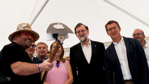 El expresidente del Gobierno Mariano Rajoy (c), el presidente de la Xunta, Alberto Núñez Feijóo (d) y el presidente de la Diputación de Ourense, Manuel Baltar (2i), entre otros, durante la edición número treinta de la romería dedicada a la 