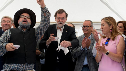 El expresidente del Gobierno Mariano Rajoy (c), el presidente de la Xunta, Alberto Núñez Feijóo (d) y la expresidenta del Congreso, Ana Pastor (2d), entre otros, durante la edición número treinta de la romería dedicada a la vendimia, que ha