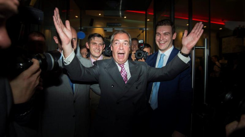 El líder del Partido Independencia del Reino Unido (UKIP) Nigel Farage (c) sale de la sede del partido hoy, jueves 23 de junio de 2016, en Londres (R.Unido). El eurófobo Nigel Farage, líder del Partido de la Independencia del Reino Unido (U