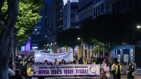 Decenas de mujeres portan carteles, durante una marcha contra la violencia hacia las mujeres, a 25 de noviembre de 2023, en València.