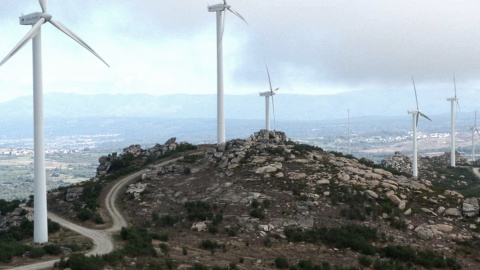 4/11/22 Aerogeneradores de Iberdrola en O Larouco. Las piedras del centro a los pies de los molinos corresponden a los restos arqueológicos catalogados de la Igrexiña dos Mouros.