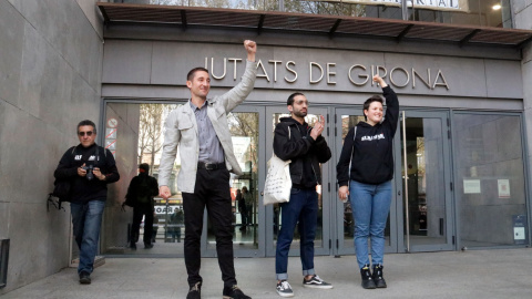 Tres dels encausats pel tall de l'AVE a Girona abans d'entrar als jutjats