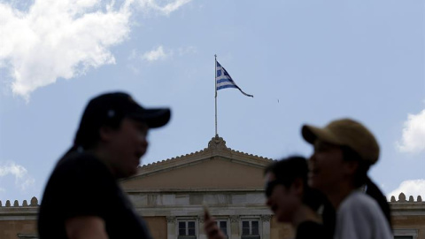 Un grupo de turistas frente al Parlamento de Grecia.- EFE