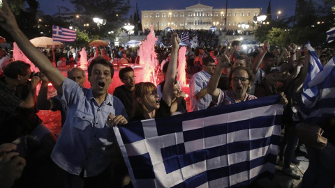 Celebración en la plaza de Syntagama de lo que parece una victoria segura del NO.- EFE