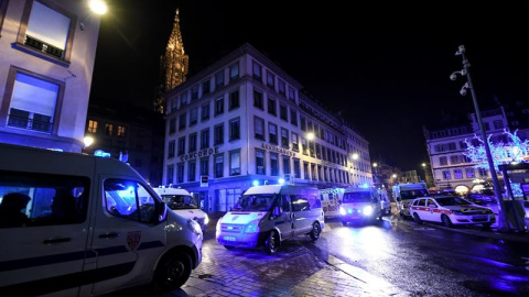 12/12/2018.- Vista de vehículos de emergencia en la zona de un tiroteo mortal, en Estrasburgo (Francia) hoy, miércoles 12 de diciembre de 2018. El dispositivo de seguridad prosigue para localizar al autor del tiroteo, que según el ministro 