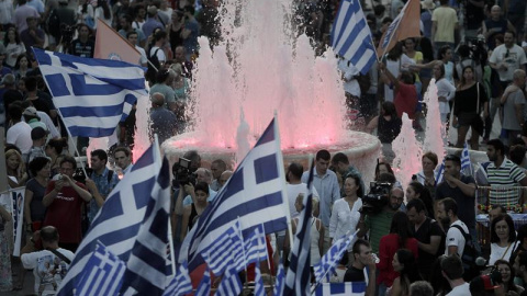 Partidarios del 'NO' celebran la previsible victoria del NO en la plaza Syntagma.- EFE