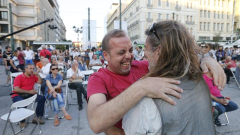 Simpatizantes del 'No' siguen en pantallas gigantes el resultado del referéndum.- EFE