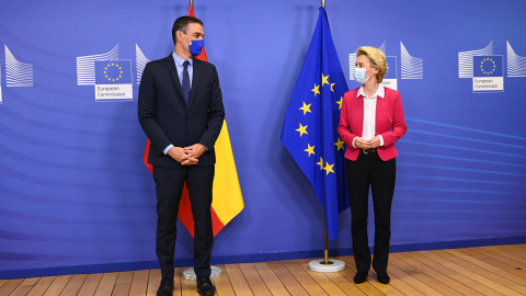 El presidente del Gobierno, Pedro Sánchez, posa junto a la presidenta de la Comisión Europea, Ursula von der Leyen, en Bruselas (Bélgica) a 23 de septiembre de 2020.