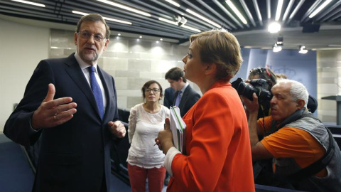 El presidente del Gobierno, Mariano Rajoy,conversa con los periodistas tras su comparecencia a primera hora de la mañana en el Palacio de La Moncloa donde ha afirmado que el Gobierno español "toma nota con tristeza" del resultado favorable 