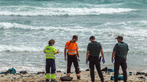 efectivos del 112 de la Región de Murcia y agentes de la Guardia Civil buscan restos del aparato en la playa que se encuentra cerrada para facilitar las labores de búsqueda. EFE/Cristóbal Osete