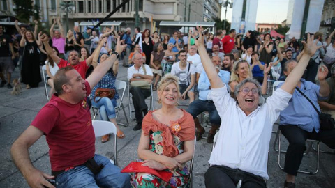 Algunos griegos han salido a las plazas a celebrar la jornada. EFE/EPA/KAY NIETFELD