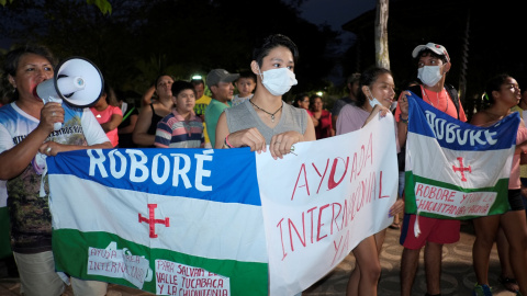 26-08/2019 - Activistas medioambientales asisten a una protesta contra los incendios forestales que han destruido hectáreas de bosque en Robore (Bolivia) / REUTERS - DAVID MERCADO