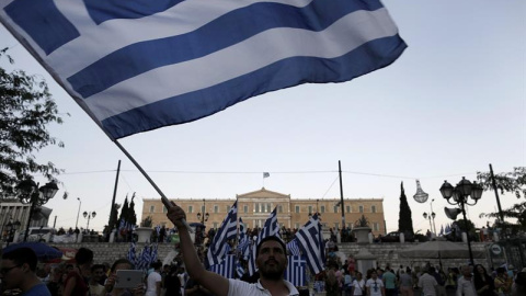 Cada vez son más las personas que acuden a la plaza Syntagma para celebrar el 'no' de la votación celebrada en Grecia / EFE