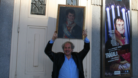 Ramírez de Haro posa con un retrato de Fernando VII frente al Teatro Español de Madrid.