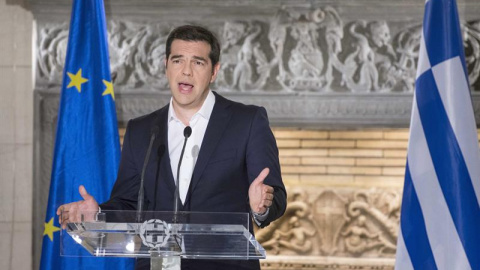 El primer ministro de Grecia, Alexis Tsipras, durante su comparecencia de prensa tras conocer la aplastante victoria del SÍ.- EFE