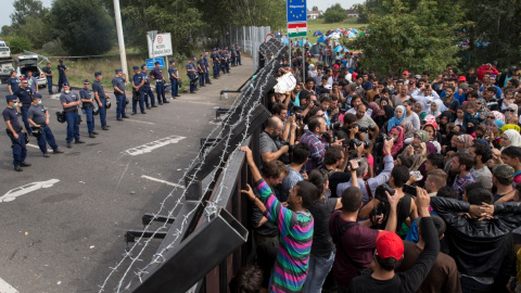 Los refugiados se agolpan ante la frontera húngara esperando para entrar en territorio de la UE, en una imagen de verano de 2015. REUTERS