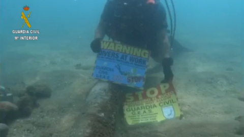 Hallan un artefacto explosivo en el agua de una playa de Barcelona