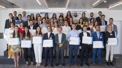 26/08/2019 - Lorenzo Cooklin, director general de la Fundación Mutua, con los becados de este año / FUNDACIÓN MUTUA MADRILEÑA