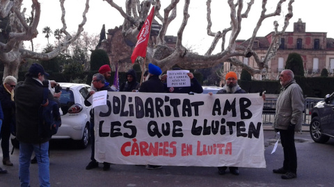 Representants del col·lectiu Càrnies en lluita, a l'exterior del Parlament. / Marc Font