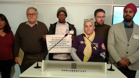 Representants del col·lectiu Càrnies en lluita en roda de premsa al Parlament, amb els diputats Yolanda Lòpez, de Catalunya en Comú (primera per l'esquerra) i Vidal Aragonés, de la CUP (segon per la dreta). / Marc Font