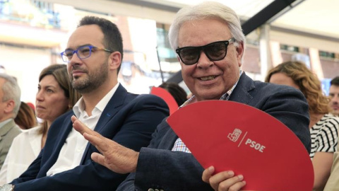 El expresidente del Gobierno Felipe González asiste al acto de cierre de campaña del PSOE celebrado hoy en el barrio madrileño de Villaverde. EFE/Zipi