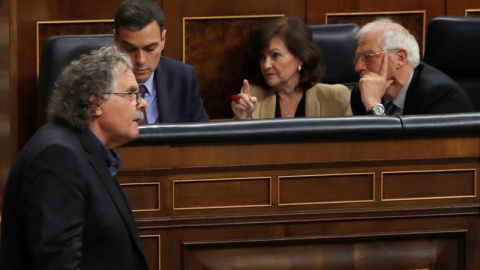 El portavoz de ERC, Joan Tardà, pasa ante el presidente del Gobierno, Pedro Sánchez, la vicepresidenta, Carmen Calvo y el ministro de Exteriores, Josep Borrell, en el pleno del Congreso sobre Cataluña y el acuerdo de la Unión Europea sobre 