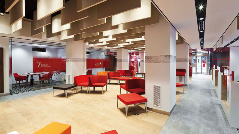 Interior de una sucursal smart red de Banco Santander.