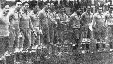 Patricio P. Escobal, tercero por la izquierda, junto a sus compañeros del Real Madrid en una fotografía publicada en 1926 'El imparcial' en una crónica futbolística bajo el título "El partido de ayer, un gran triunfo del 'foot-ball'"