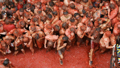 Participantes en la Tomatina en 2014. REUTERS / Albert Gea