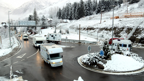 Marxa lenta d'autocaravanes a la rotonda d'entrada al nucli urbà de Baqueira.