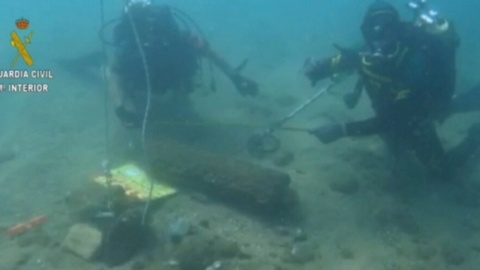 Membres de l'Armada manipulen la bomba de la platja de la Barceloneta moments abans de fer-la explotar. Guàrdia Civil