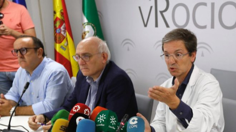 El portavoz de la Junta para este brote de listerioris, el doctor José Miguel Cisneros (d), acompañado del subdirector de Protección de la Salud de la Junta de Andalucía, Jesús Peinado | EFE