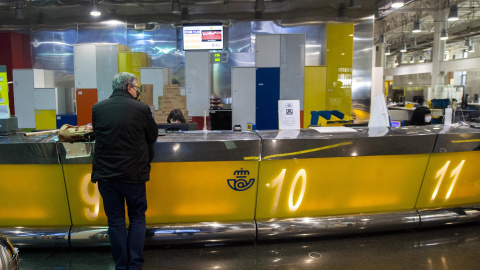 Un cliente es atendiendo en la Oficina de Correos de Cibeles, en Madrid, el pasado 16 de marzo de 2021.