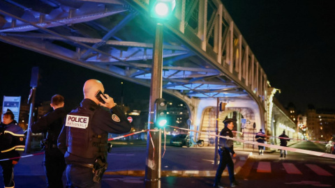 La policía francesa vigila el acceso al puente Bir-Hakeim después de un ataque a varios turistas en París, Francia, a 2 de diciembre de 2023.