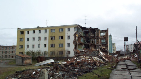 Un edificio de apartamentos en Chersky, Rusia, parcialmente destruido por deshielo del hielo congelado en una de sus secciones / Vladimir Romanovsky