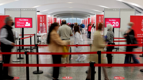 Colas en el "vacunódromo" instalado en la Ciudad de las Ciencias de València.