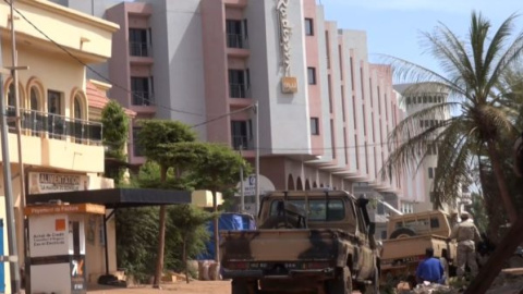 El hotel Radisson Blue de Bamako momentos después del atentado del 2015. De VOA – VOA, Dominio público.