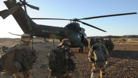 Tropas francesas subiendo a un helicóptero durante una misión en el Sahel en 2015. Foto: 35e RAP – officiel (CC BY-SA 4.0).