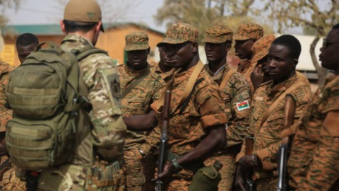 Un soldado das fuerzas especiales portuguesas se dirige a un grupo de soldados burkinenses durante un entrenamento en Loumbila (Burkina Faso) en 2019. Foto: U.S. Africa Command (AFRICOM).