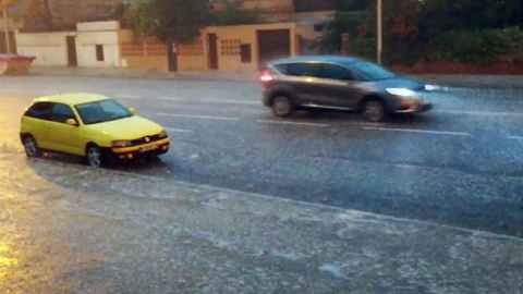 Captura de vídeo de la fuerte tormenta que ha provocado inundaciones en las calles de la capital. La Agencia Estatal de Meteorología (Aemet) ha ampliado este lunes hasta las 20.00 horas la alerta por lluvias y tormentas hasta el nivel naran